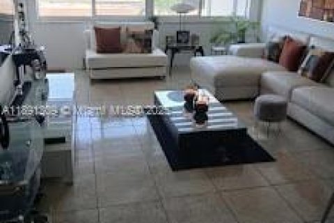 Condominio en venta en Hallandale Beach, Florida, 1 dormitorio, 71.53 m2 № 1943698 - foto 1