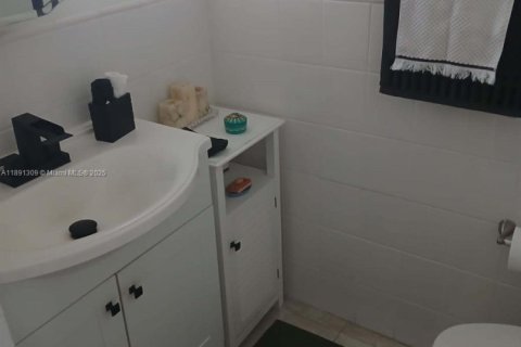 Condominio en venta en Hallandale Beach, Florida, 1 dormitorio, 71.53 m2 № 1943698 - foto 8
