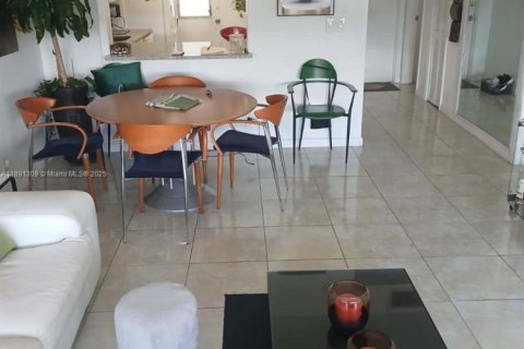 Condominio en venta en Hallandale Beach, Florida, 1 dormitorio, 71.53 m2 № 1943698 - foto 2