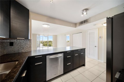 Condominio en alquiler en North Miami Beach, Florida, 1 dormitorio, 72.46 m2 № 2253350 - foto 2