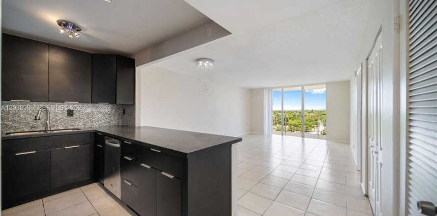 Condominio en North Miami Beach, Florida, 1 dormitorio  № 2253350
