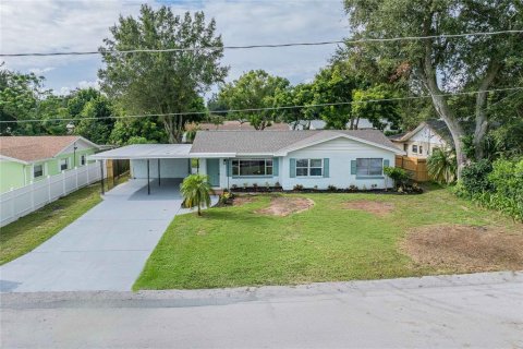 House in Winter Haven, Florida 3 bedrooms, 142.98 sq.m. № 1918126 - photo 1