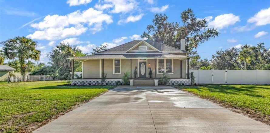 House in Arcadia, Florida 3 bedrooms, 145.11 sq.m. № 2418579
