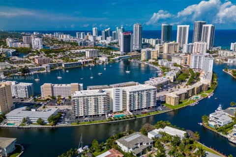 Copropriété à louer à Hallandale Beach, Floride: 1 chambre № 1961203 - photo 19
