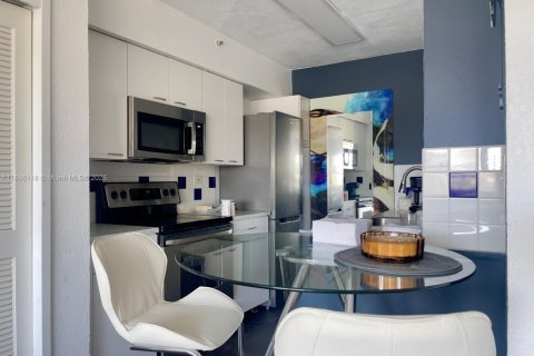 Condo in Miami Beach, Florida  № 1842693 - photo 7