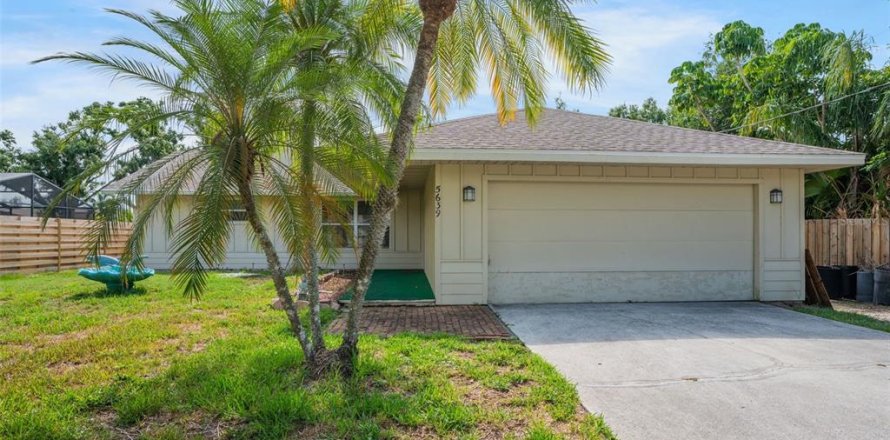 House in Sarasota, Florida 3 bedrooms, 157.47 sq.m. № 1759415