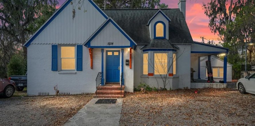 House in Gainesville, Florida 6 bedrooms, 239.59 sq.m. № 2123550