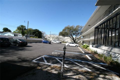 Commercial property in Saint Petersburg, Florida 1224.73 sq.m. № 1854268 - photo 4
