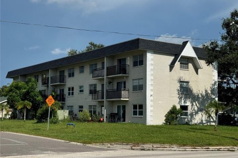 Commercial property in Saint Petersburg, Florida 1224.73 sq.m. № 1854268 - photo 1