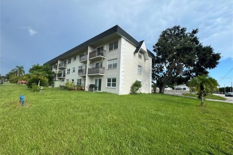 Commercial property in Saint Petersburg, Florida 1224.73 sq.m. № 1854268 - photo 7