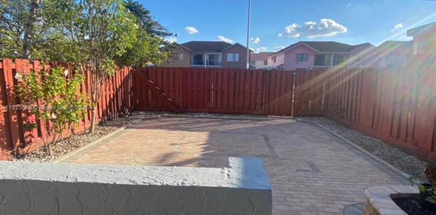 Condo à Hialeah, Floride, 1 chambre  № 1975347