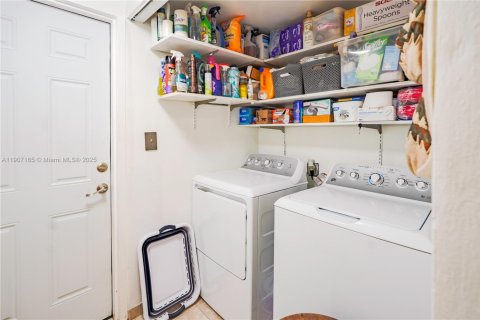 Villa ou maison à vendre à Hollywood, Floride: 3 chambres, 129.51 m2 № 1964244 - photo 25