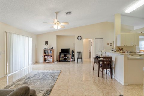 Villa ou maison à vendre à Palm Bay, Floride: 3 chambres, 151.99 m2 № 1810302 - photo 11
