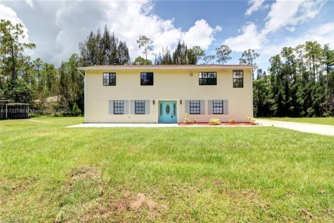 House in Naples, Florida 5 bedrooms, 241.55 sq.m. № 1860405 - photo 1