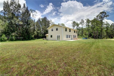 House in Naples, Florida 5 bedrooms, 241.55 sq.m. № 1860405 - photo 3