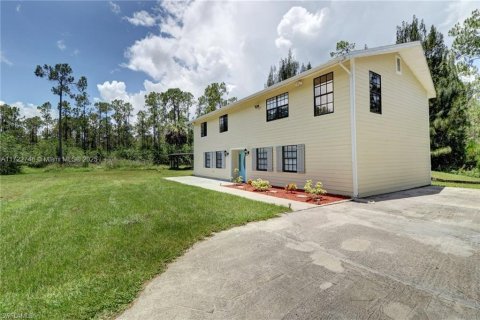 House in Naples, Florida 5 bedrooms, 241.55 sq.m. № 1860405 - photo 2