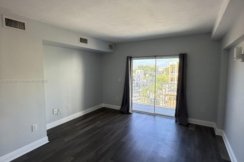 Condominio en venta en Miami, Florida, 2 dormitorios, 65.03 m2 № 1970823 - foto 3