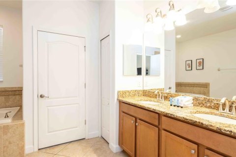 House in Davenport, Florida 9 bedrooms, 363.15 sq.m. № 1911257 - photo 29