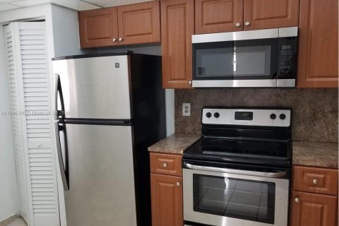 Condo in Miami, Florida, 3 bedrooms  № 1819977 - photo 2