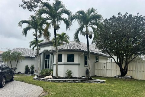 Casa en venta en Pembroke Pines, Florida, 4 dormitorios, 262.82 m2 № 2001756 - foto 9