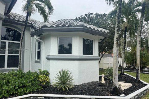 Casa en venta en Pembroke Pines, Florida, 4 dormitorios, 262.82 m2 № 2001756 - foto 2