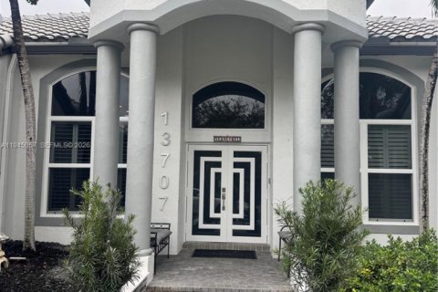Casa en Pembroke Pines, Florida 4 dormitorios, 262.82 m2 № 2001756