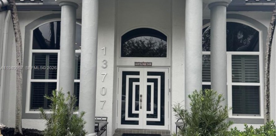 Casa en Pembroke Pines, Florida 4 dormitorios, 262.82 m2 № 2001756