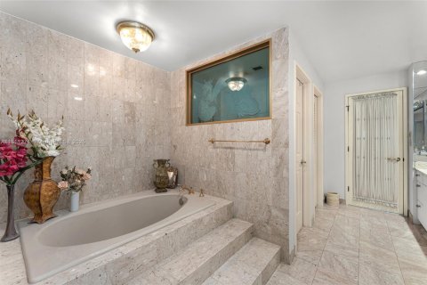 Condo in Miami Beach, Florida, 4 bedrooms  № 1960059 - photo 29