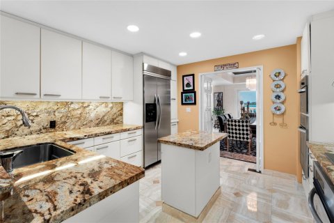 Condo in Miami Beach, Florida, 4 bedrooms  № 1960059 - photo 17