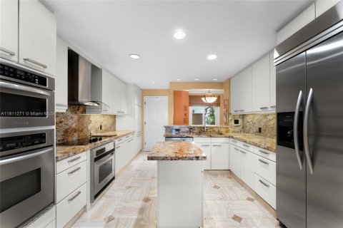 Condo in Miami Beach, Florida, 4 bedrooms  № 1960059 - photo 16