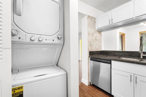 Condo in Coral Springs, Florida, 1 bedroom  № 1887901 - photo 25