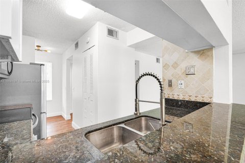 Condo in Coral Springs, Florida, 1 bedroom  № 1887901 - photo 22