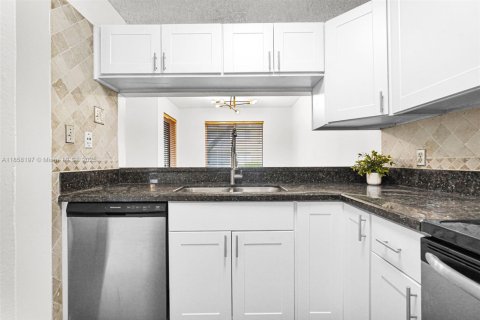 Condo in Coral Springs, Florida, 1 bedroom  № 1887901 - photo 18