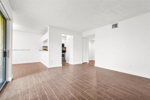Condo in Coral Springs, Florida, 1 bedroom  № 1887901 - photo 9