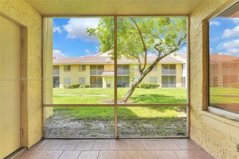 Condo in Coral Springs, Florida, 1 bedroom  № 1887901 - photo 12