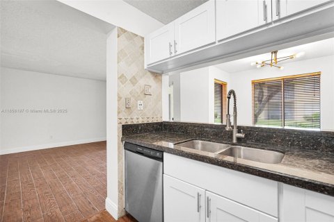 Condo in Coral Springs, Florida, 1 bedroom  № 1887901 - photo 21