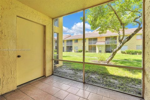 Condo in Coral Springs, Florida, 1 bedroom  № 1887901 - photo 11