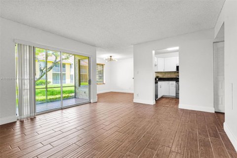 Condo in Coral Springs, Florida, 1 bedroom  № 1887901 - photo 10