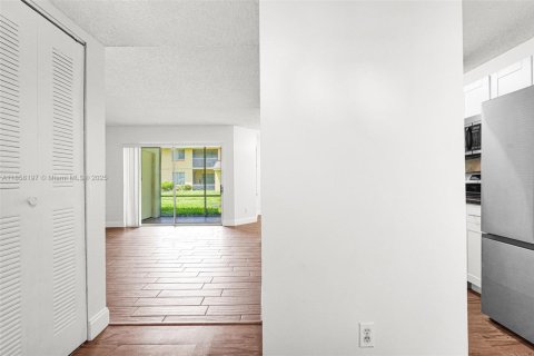Condo in Coral Springs, Florida, 1 bedroom  № 1887901 - photo 15