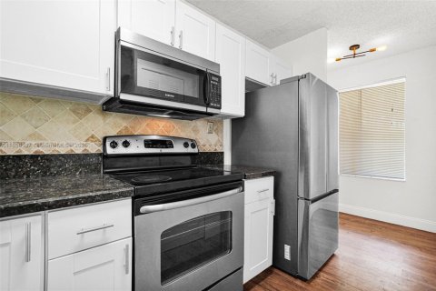 Condo in Coral Springs, Florida, 1 bedroom  № 1887901 - photo 19