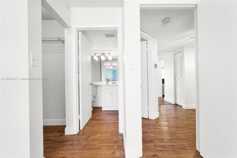 Condo in Coral Springs, Florida, 1 bedroom  № 1887901 - photo 5