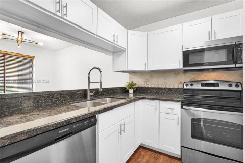 Condo in Coral Springs, Florida, 1 bedroom  № 1887901 - photo 20