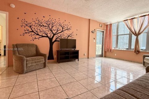 Condo in Hallandale Beach, Florida, 1 bedroom  № 1928649 - photo 10
