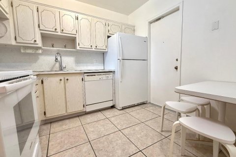 Condo in Hallandale Beach, Florida, 1 bedroom  № 1928649 - photo 24