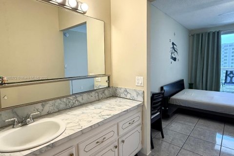 Condo in Hallandale Beach, Florida, 1 bedroom  № 1928649 - photo 15