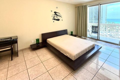 Condo in Hallandale Beach, Florida, 1 bedroom  № 1928649 - photo 11