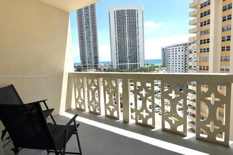 Condo in Hallandale Beach, Florida, 1 bedroom  № 1928649 - photo 3