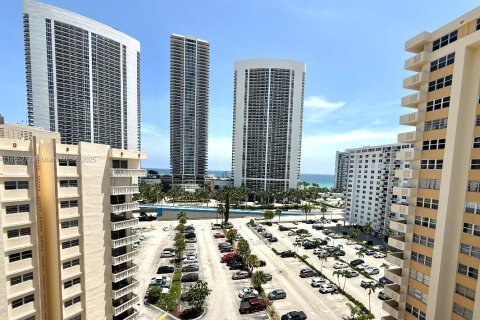 Condominio en alquiler en Hallandale Beach, Florida, 1 dormitorio, 81.94 m2 № 1928649 - foto 1