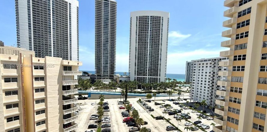 Condo in Hallandale Beach, Florida, 1 bedroom  № 1928649
