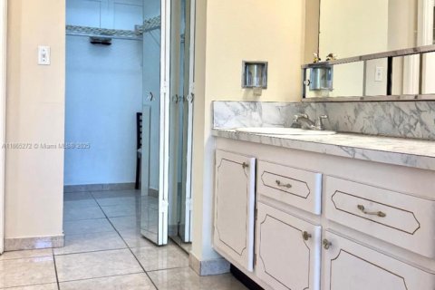 Condo in Hallandale Beach, Florida, 1 bedroom  № 1928649 - photo 16